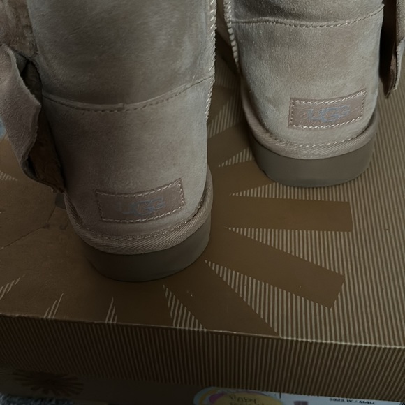 Beige bow uggs - Picture 3 of 3